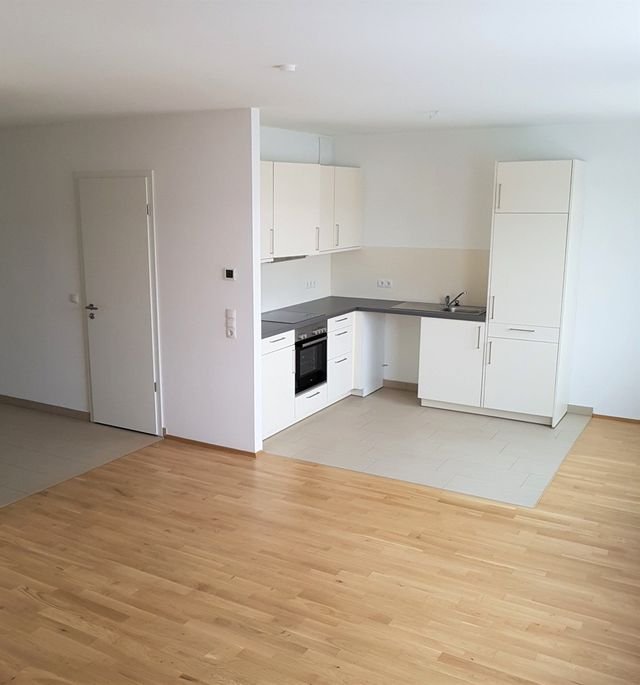 schöne 2-Zimmerwohnung mit geräumigem Balkon sofort frei - Offner Wohn-und Essbereich.jpg