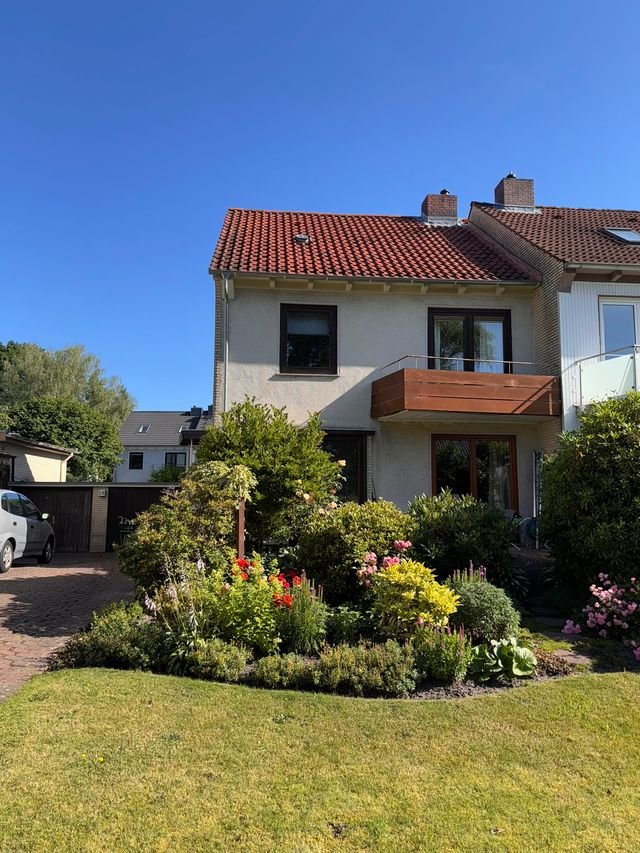 gepflegte Doppelhaushälfte mit Ausbau- und Gestaltungsmöglichkeiten sucht neuen Eigentümer, 25421 Pinneberg, Haus