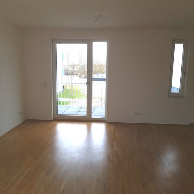 2 Zimmerwohnung mit Balkon direkt an der Elbe - Balkontür