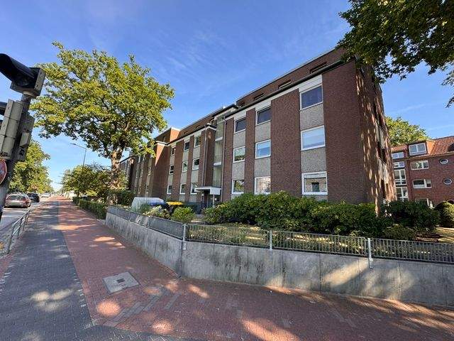 Großzügige Penthouse-Wohnung mit weitläufigem Balkon und Tiefgaragenstellplatz, 22880 Wedel, Terrassenwohnung