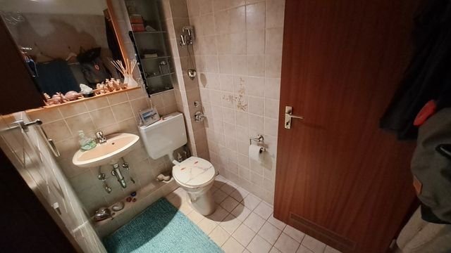 Charmante großzügige 2-Zimmer-Wohnung mit Dachboden und zwei Balkonen in massiver - Gästebad