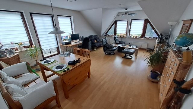 Charmante großzügige 2-Zimmer-Wohnung mit Dachboden und zwei Balkonen in massiver - Wohnzimmer