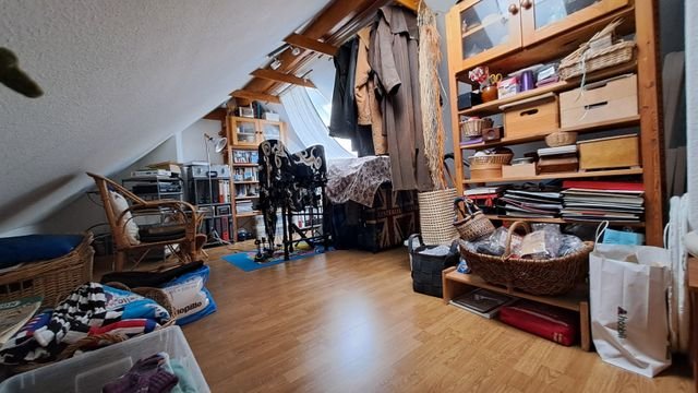 Charmante großzügige 2-Zimmer-Wohnung mit Dachboden und zwei Balkonen in massiver - Dachboden