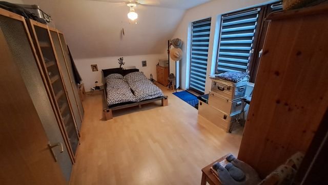 Charmante großzügige 2-Zimmer-Wohnung mit Dachboden und zwei Balkonen in massiver - Schlafzimmer