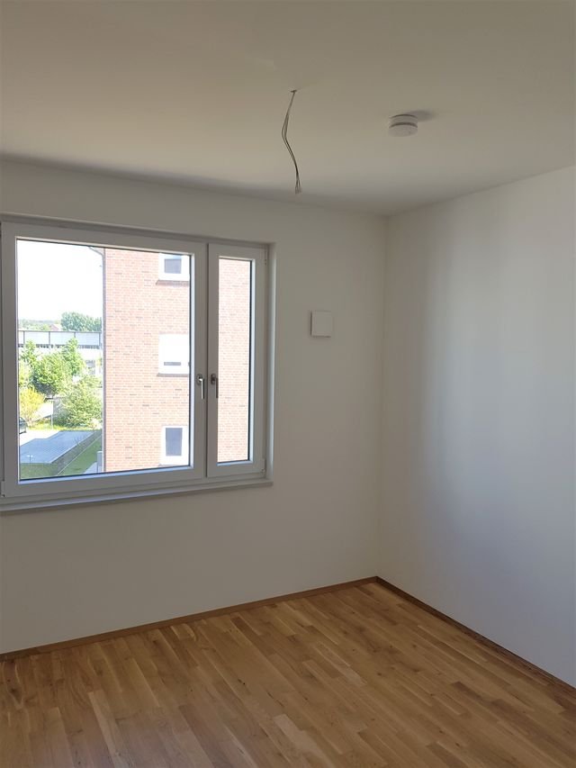 große, helle 4 Zimmerwohnung mit Balkon an der Elbe demnächst frei - Zimmer.jpg