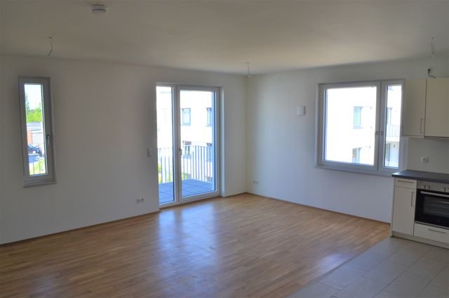 große, helle 4 Zimmerwohnung mit Balkon an der Elbe demnächst frei - Wohnzimmer.JPG