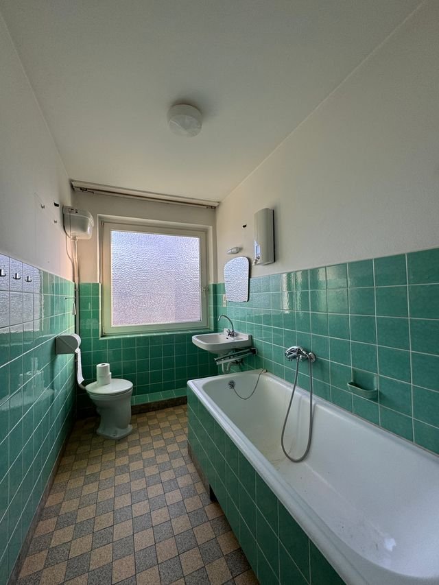 Charmante 2-Zimmerwohnung mit Potenzial - Badezimmer.jpg