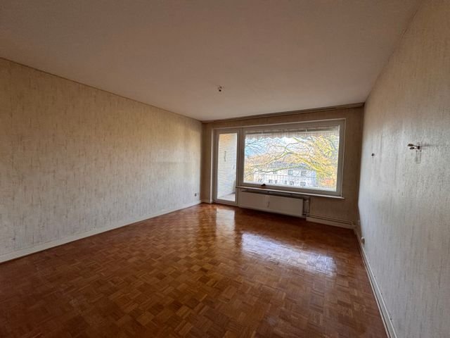 Charmante 2-Zimmerwohnung mit Potenzial - Wohnzimmer.jpg